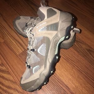 Columbia Pagora hiking shoes like new sz 8.5